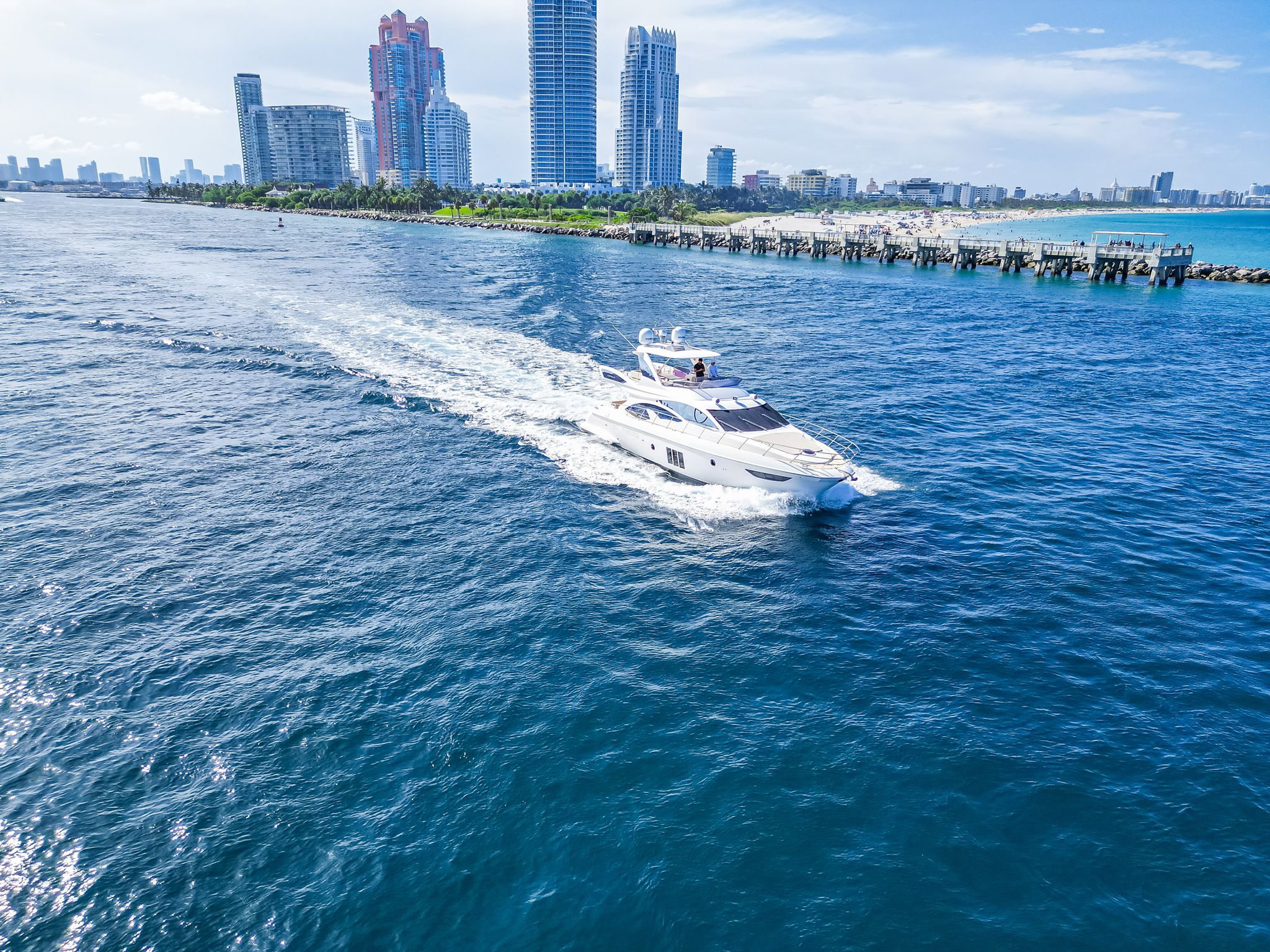 60 ft Azimut Freedom charter yacht anchored near South Beach Miami