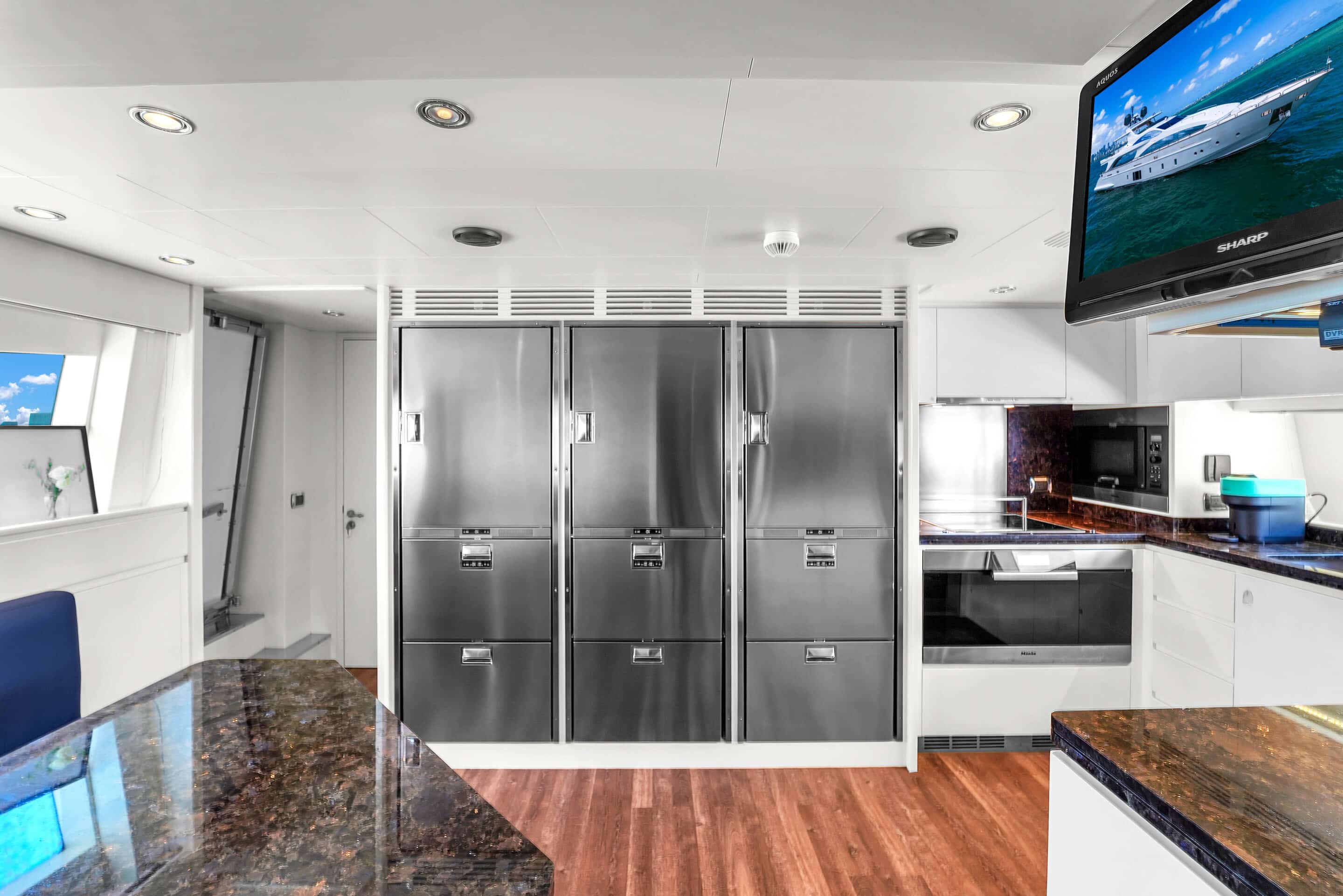 Sunset charter on 105 ft Azimut SV yacht Miami Beach