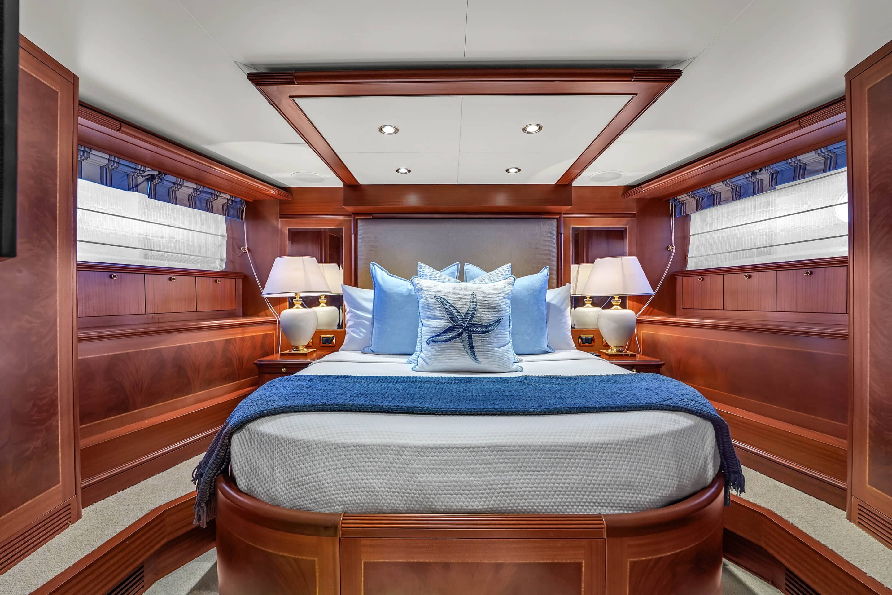 105 ft Azimut SV yacht day charter on Biscayne Bay Miami